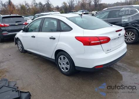 2018 Ford Focus S z USA, uszkodzony, nr VIN 1FADP3E28JL291782